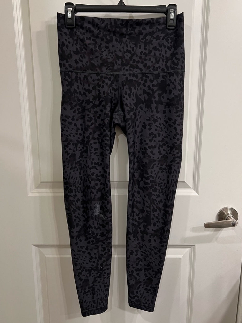 Old Navy Active Black Charcoal Leopard-Print Leggings | Size Medium (Petite)